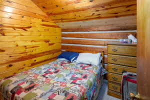 scenic-drive-resort-homestead-cabin-bedroom